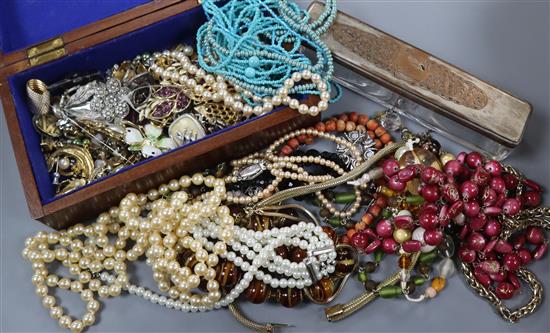 Assorted costume jewellery.